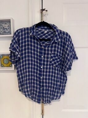 Blue and White Plaid Short-Sleeve Button-Up Shirt M